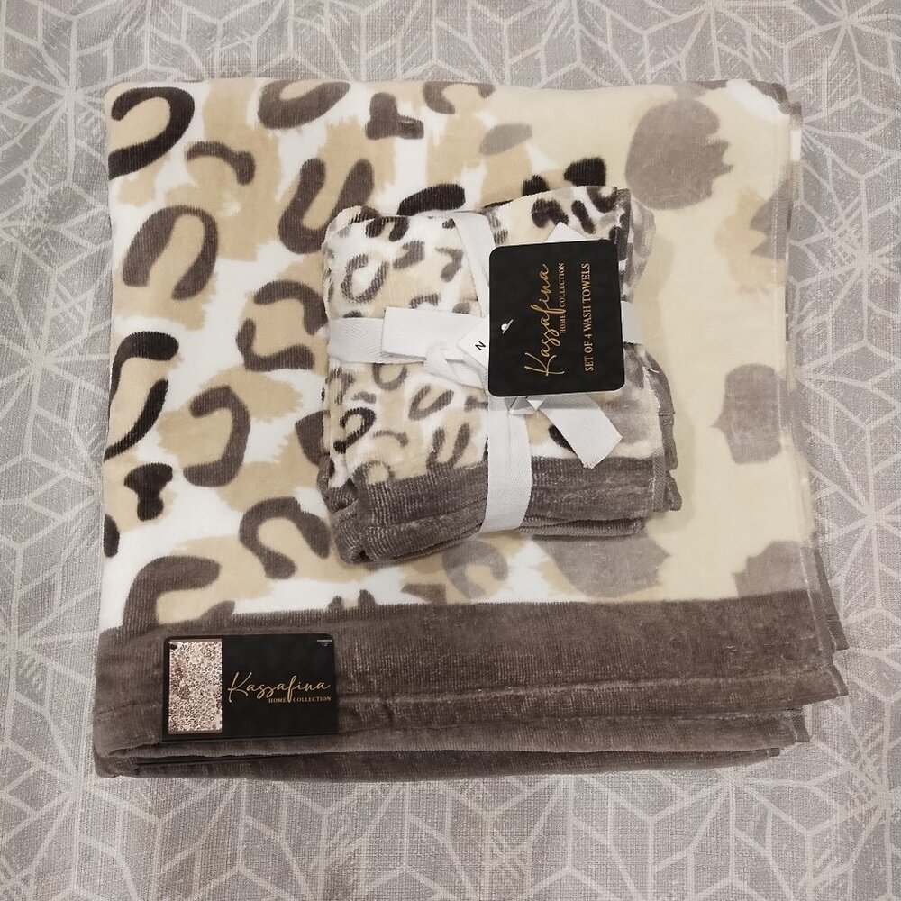Leopard print towel set